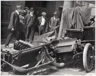 الحشد يبحث في سيارة محطمة بواسطة تشارلز كليمنت هولت